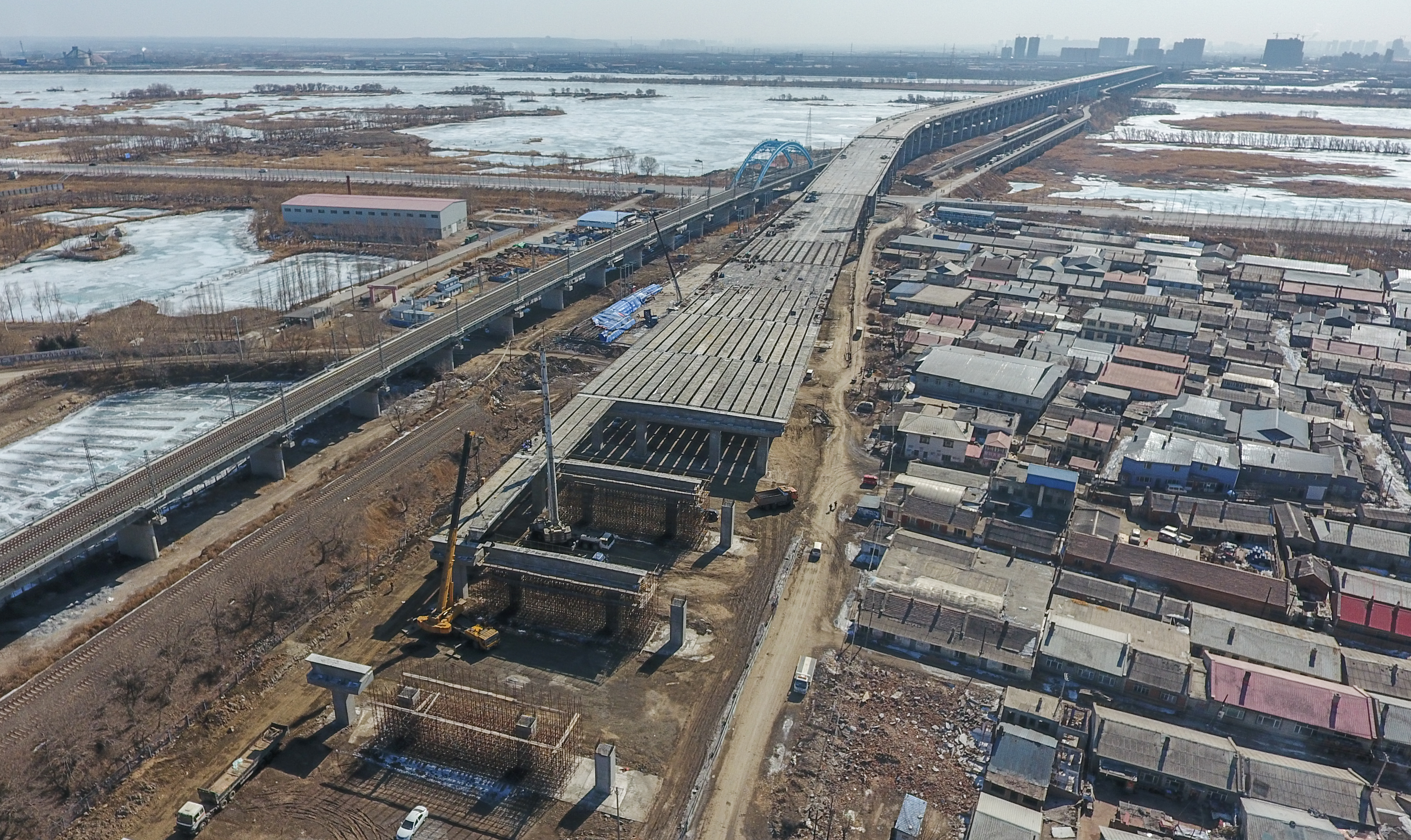 濱北線松花江公鐵兩用橋市政橋梁引橋工程開始吊裝箱梁